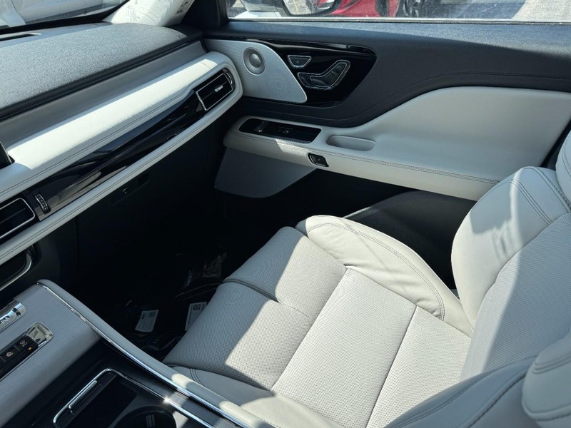 Lincoln Aviator Vehicle Full-screen Gallery Image 11