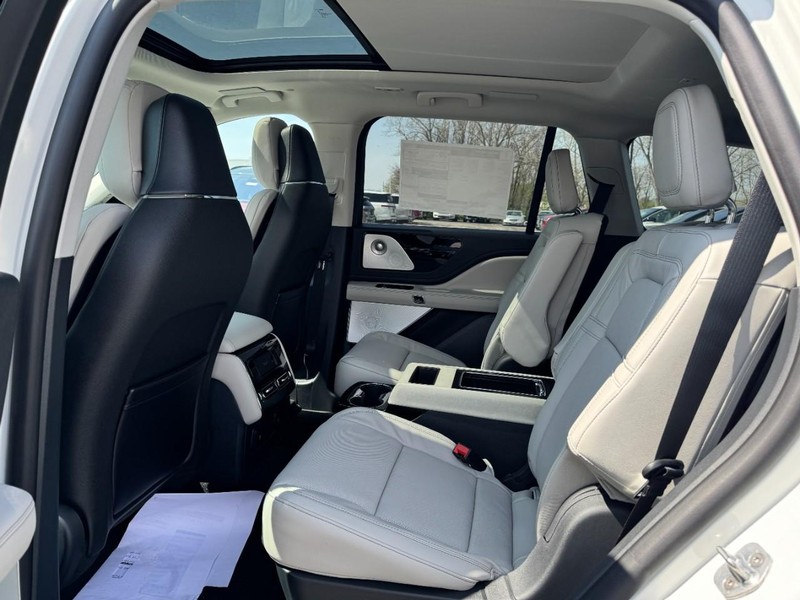 Lincoln Aviator Vehicle Full-screen Gallery Image 12