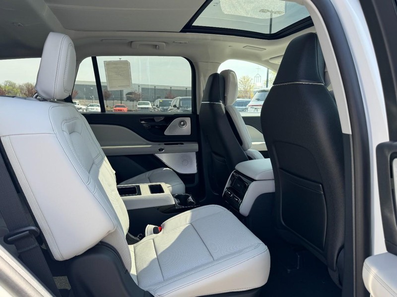 Lincoln Aviator Vehicle Full-screen Gallery Image 13