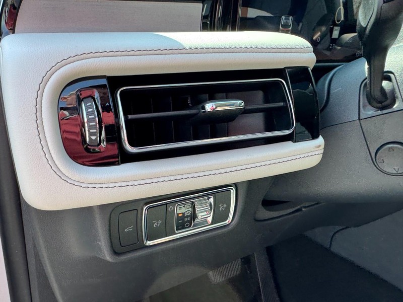 Lincoln Aviator Vehicle Full-screen Gallery Image 14