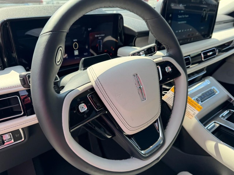 Lincoln Aviator Vehicle Full-screen Gallery Image 15