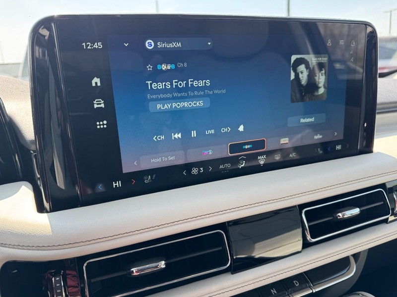 Lincoln Aviator Vehicle Full-screen Gallery Image 16