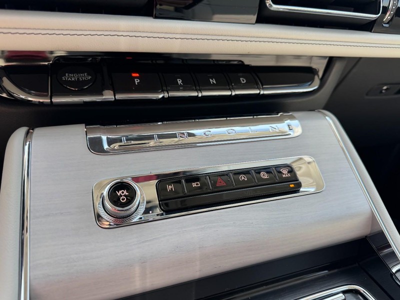 Lincoln Aviator Vehicle Full-screen Gallery Image 17