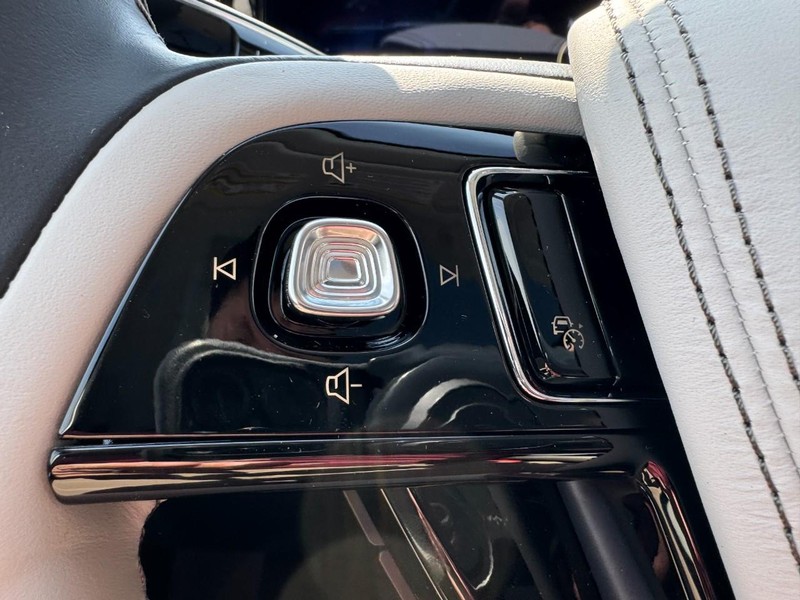 Lincoln Aviator Vehicle Full-screen Gallery Image 18