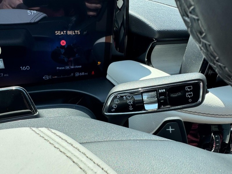 Lincoln Aviator Vehicle Full-screen Gallery Image 21