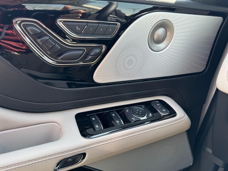 Lincoln Aviator Vehicle Full-screen Gallery Image 25
