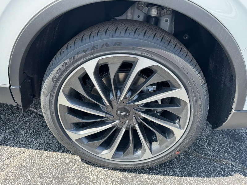 Lincoln Aviator Vehicle Full-screen Gallery Image 27
