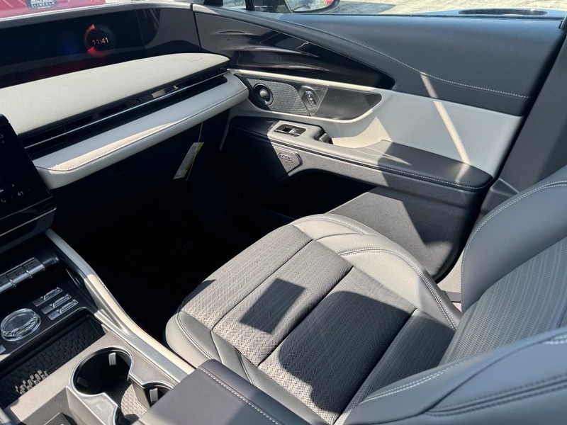 Lincoln Nautilus Vehicle Full-screen Gallery Image 11