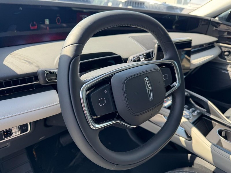 Lincoln Nautilus Vehicle Full-screen Gallery Image 15