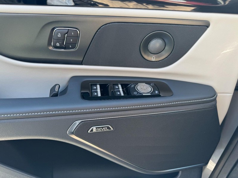 Lincoln Nautilus Vehicle Full-screen Gallery Image 25