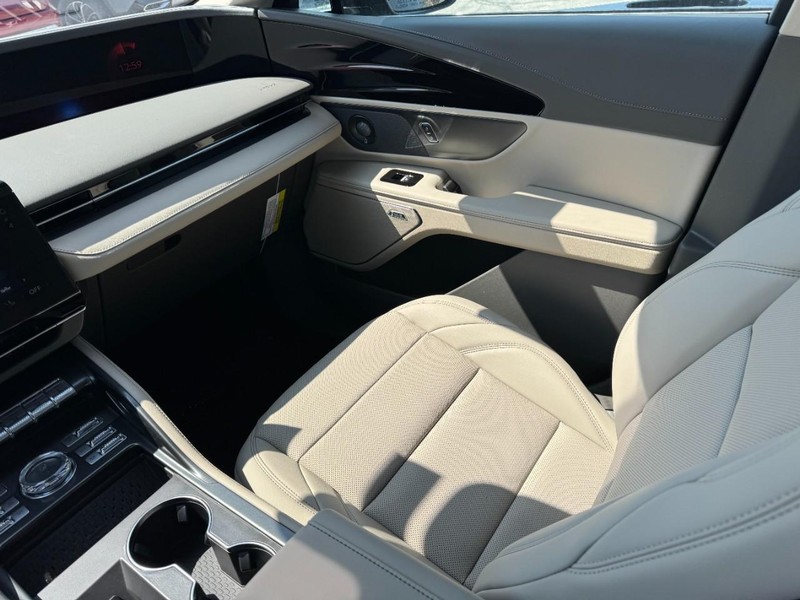 Lincoln Nautilus Vehicle Full-screen Gallery Image 11