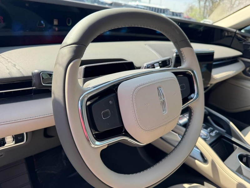 Lincoln Nautilus Vehicle Full-screen Gallery Image 15