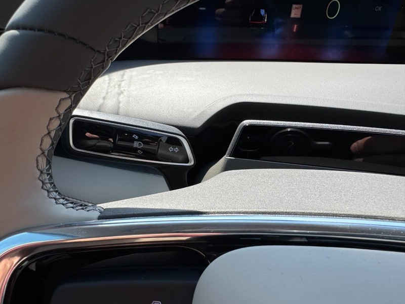 Lincoln Nautilus Vehicle Full-screen Gallery Image 20