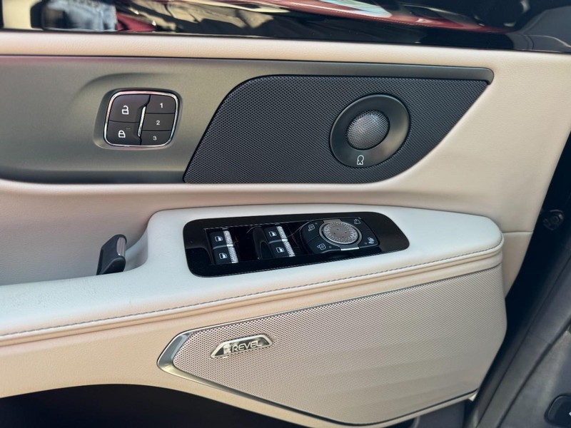 Lincoln Nautilus Vehicle Full-screen Gallery Image 25