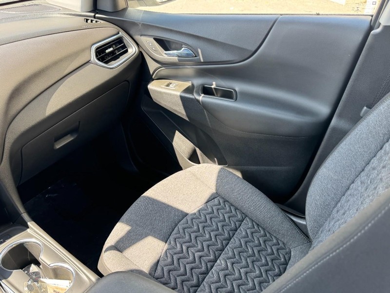 Chevrolet Equinox Vehicle Full-screen Gallery Image 11