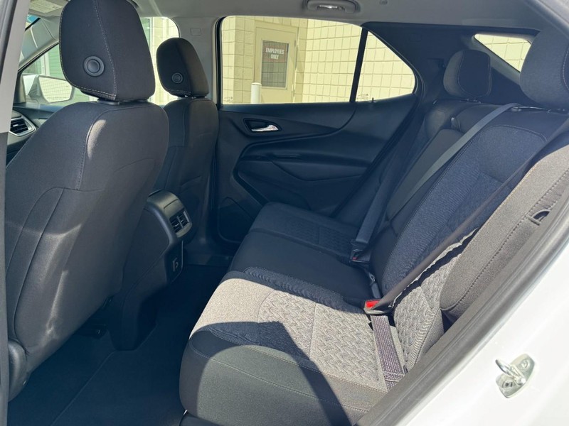 Chevrolet Equinox Vehicle Full-screen Gallery Image 12
