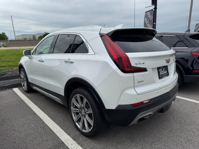 Cadillac XT4 Vehicle Full-screen Gallery Image 02