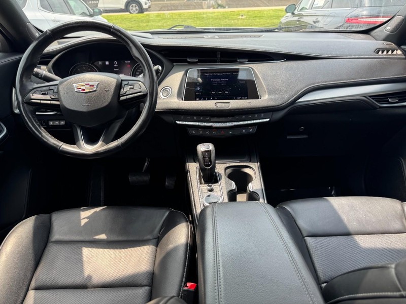 Cadillac XT4 Vehicle Full-screen Gallery Image 09