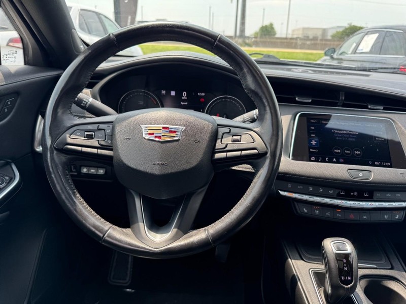 Cadillac XT4 Vehicle Full-screen Gallery Image 10