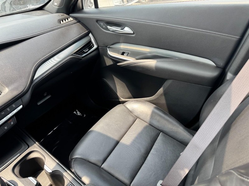 Cadillac XT4 Vehicle Full-screen Gallery Image 11
