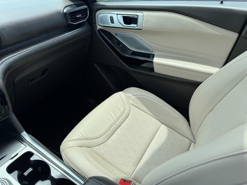 Ford Explorer Vehicle Full-screen Gallery Image 11