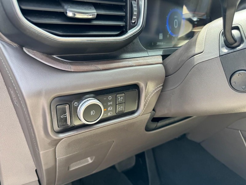 Ford Explorer Vehicle Full-screen Gallery Image 14