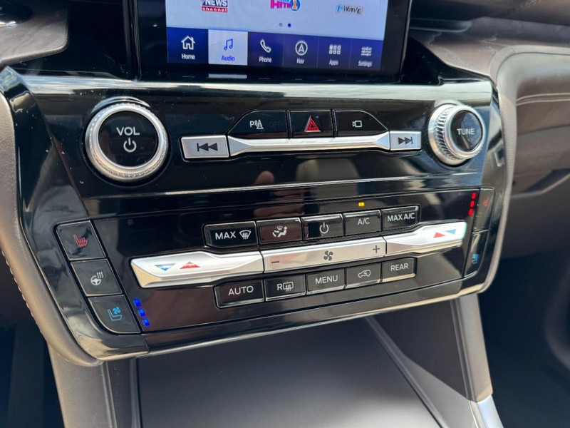 Ford Explorer Vehicle Full-screen Gallery Image 17