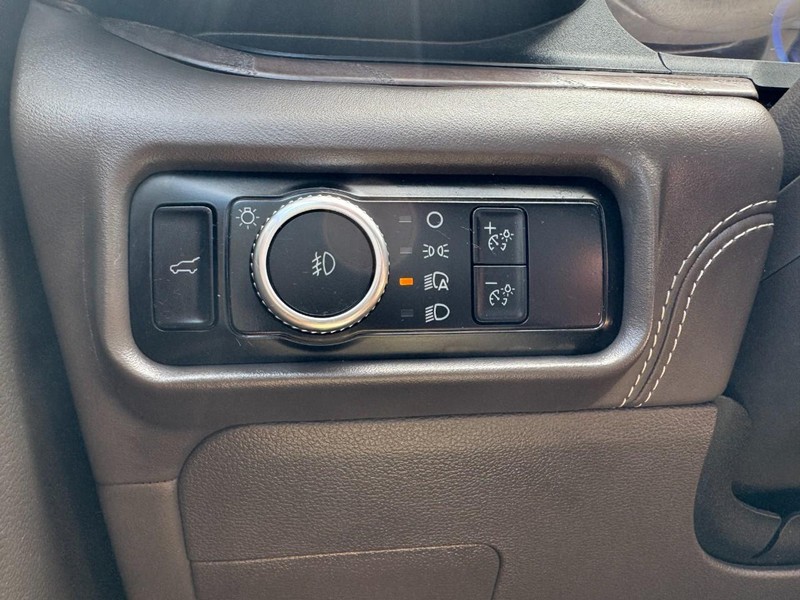 Ford Explorer Vehicle Full-screen Gallery Image 22