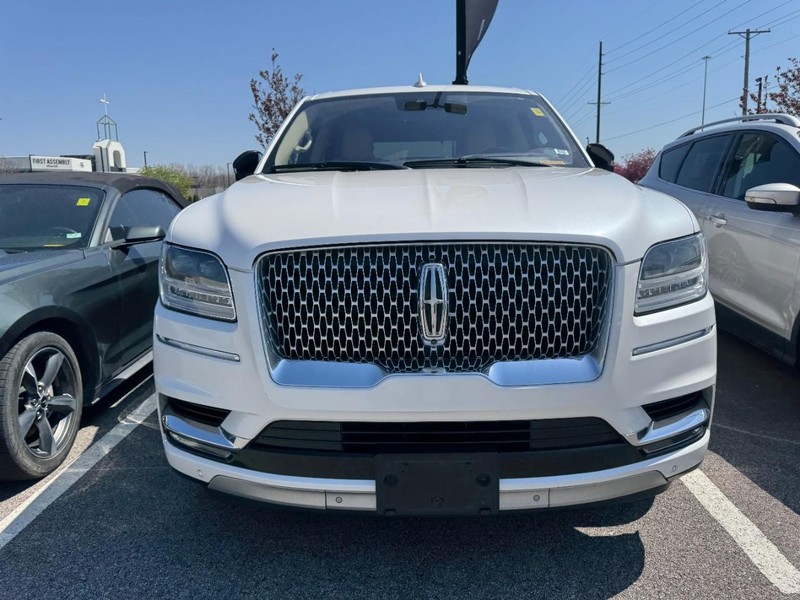 Lincoln Navigator Vehicle Full-screen Gallery Image 02