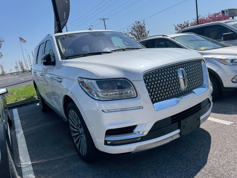 Lincoln Navigator Vehicle Full-screen Gallery Image 03