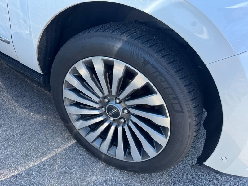 Lincoln Navigator Vehicle Full-screen Gallery Image 04
