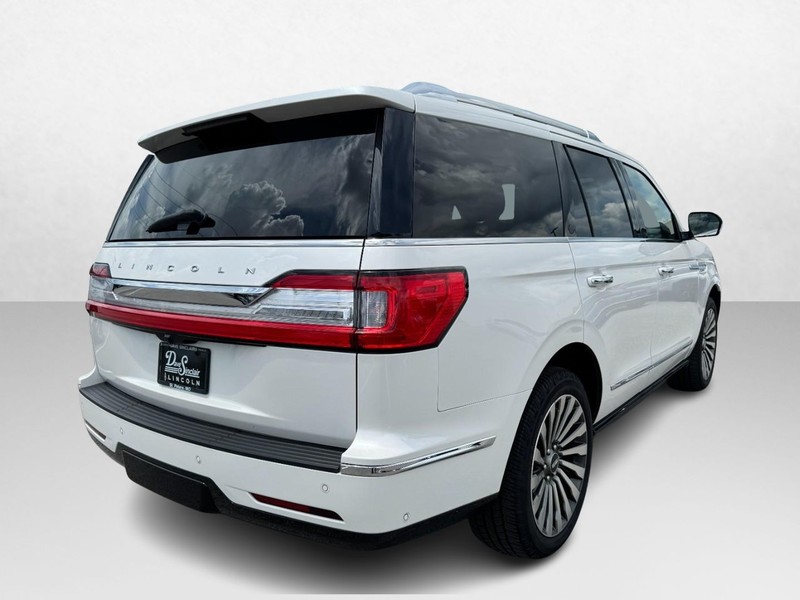 Lincoln Navigator Vehicle Full-screen Gallery Image 05