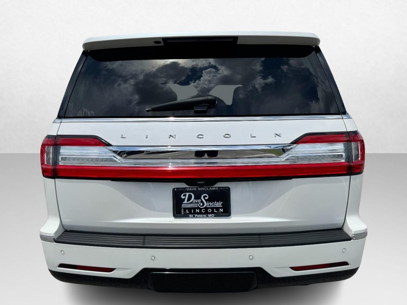 Lincoln Navigator Vehicle Full-screen Gallery Image 06