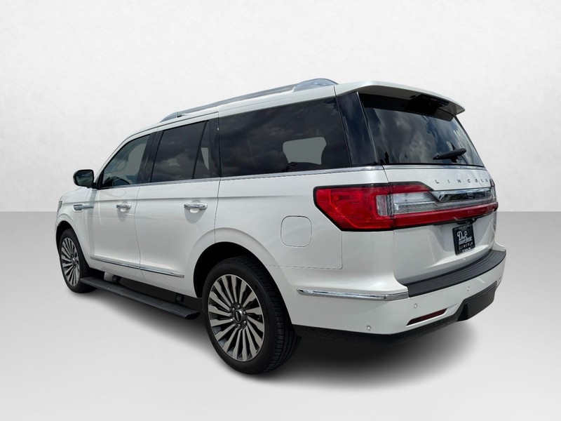 Lincoln Navigator Vehicle Full-screen Gallery Image 07