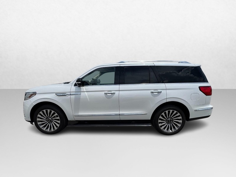 Lincoln Navigator Vehicle Full-screen Gallery Image 08