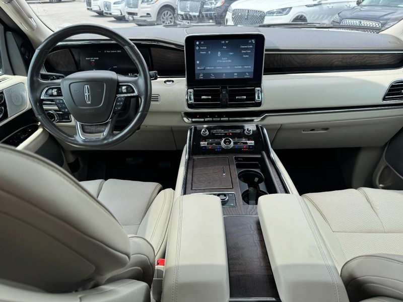 Lincoln Navigator Vehicle Full-screen Gallery Image 09