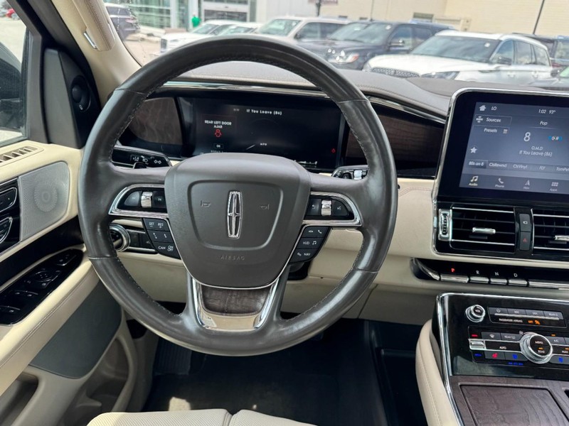 Lincoln Navigator Vehicle Full-screen Gallery Image 10