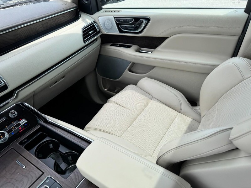Lincoln Navigator Vehicle Full-screen Gallery Image 11