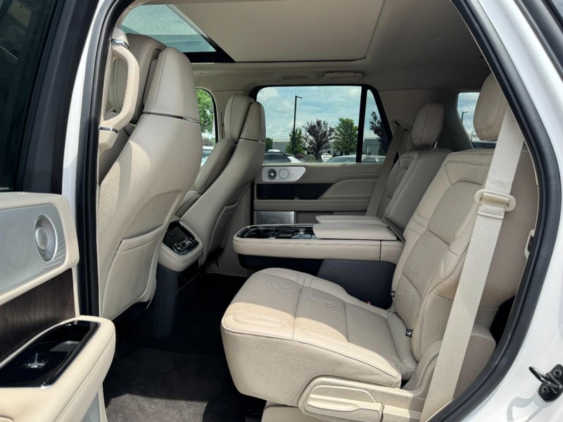 Lincoln Navigator Vehicle Full-screen Gallery Image 12