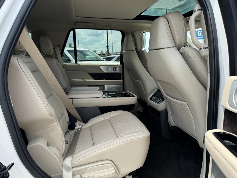 Lincoln Navigator Vehicle Full-screen Gallery Image 13