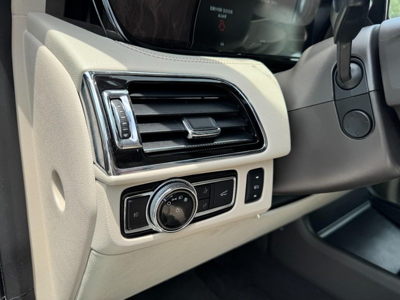 Lincoln Navigator Vehicle Full-screen Gallery Image 14