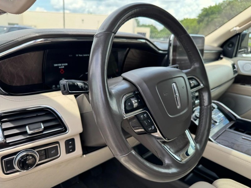 Lincoln Navigator Vehicle Full-screen Gallery Image 15