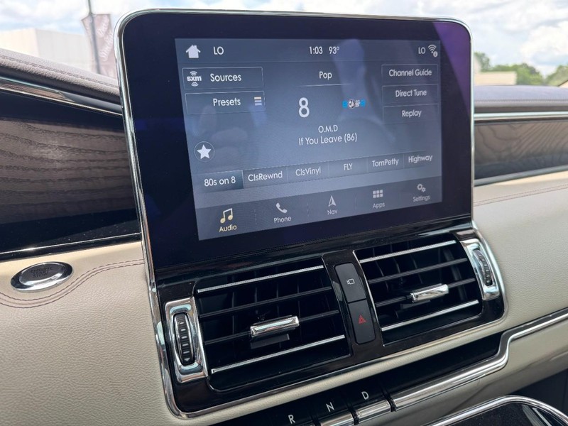 Lincoln Navigator Vehicle Full-screen Gallery Image 16