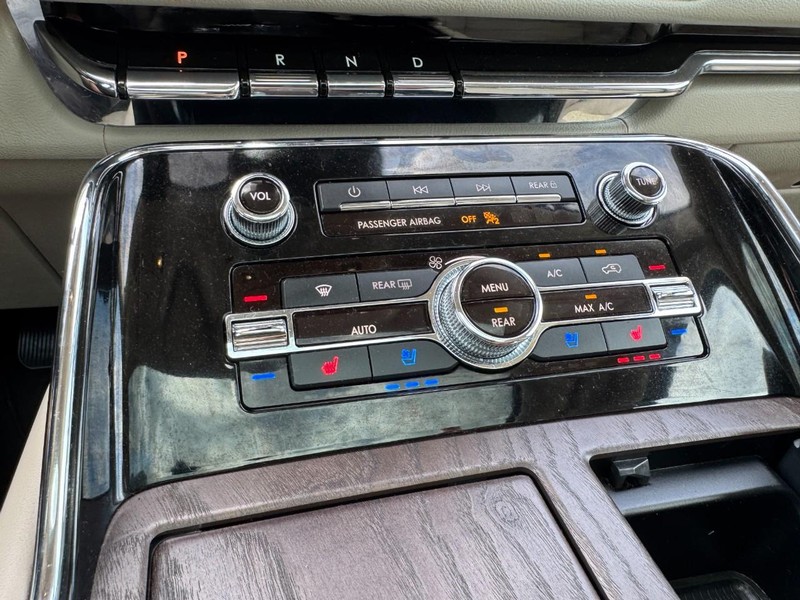 Lincoln Navigator Vehicle Full-screen Gallery Image 17