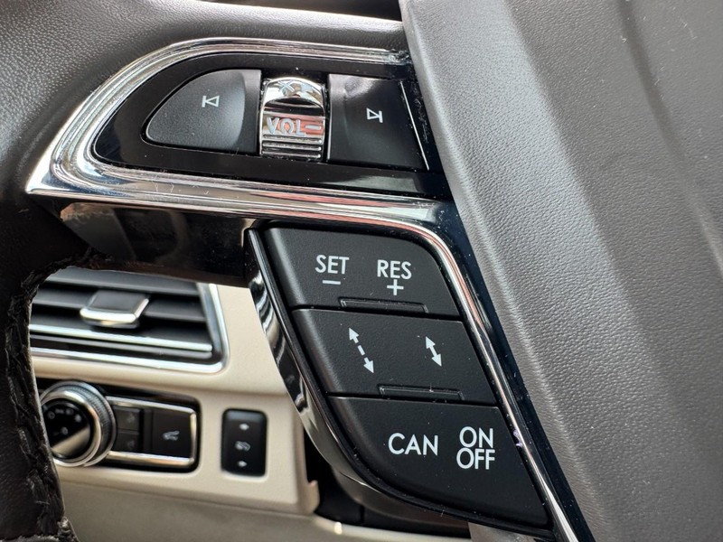 Lincoln Navigator Vehicle Full-screen Gallery Image 18