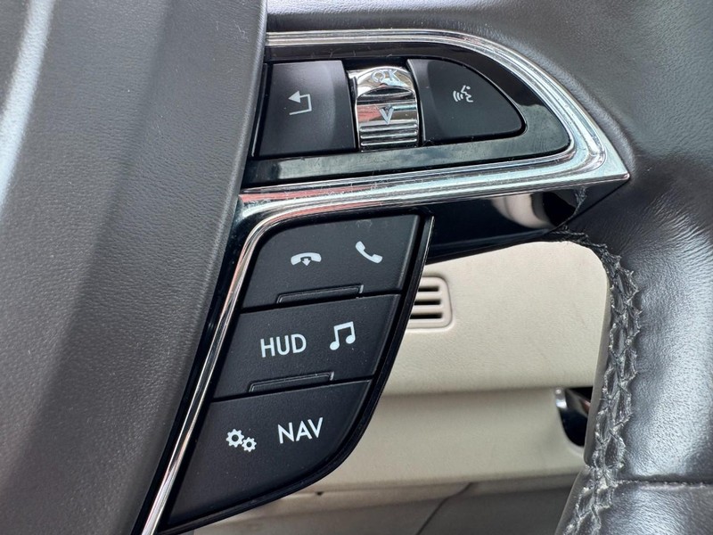 Lincoln Navigator Vehicle Full-screen Gallery Image 19