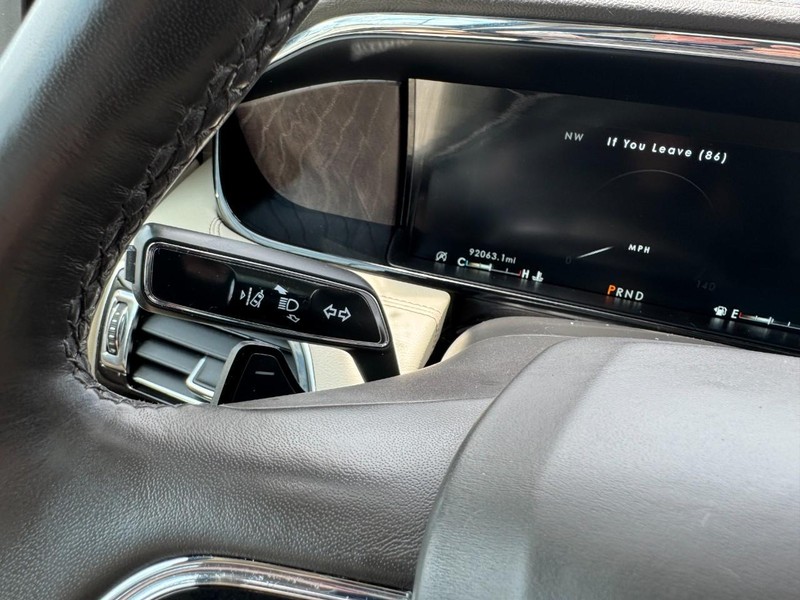 Lincoln Navigator Vehicle Full-screen Gallery Image 20