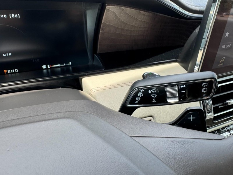 Lincoln Navigator Vehicle Full-screen Gallery Image 21