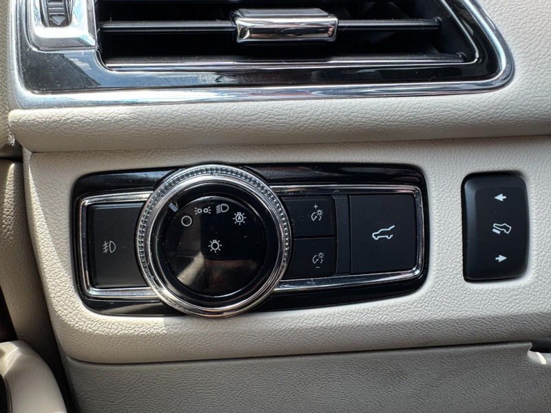 Lincoln Navigator Vehicle Full-screen Gallery Image 22