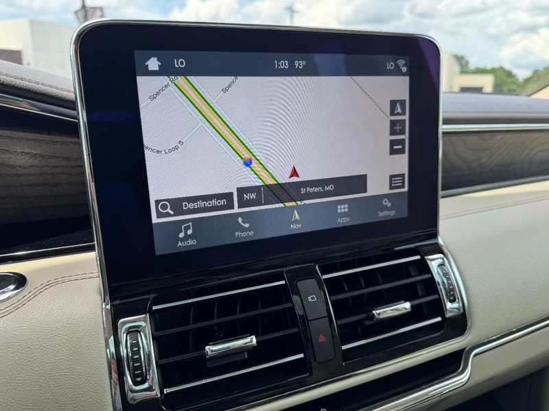 Lincoln Navigator Vehicle Full-screen Gallery Image 23